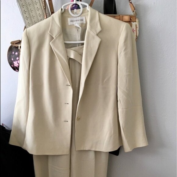 VINTAGE Jones New York Cream Silk Suit 90s Y2K 2 Piece Blazer Pant Suit Size 10 - Picture 1 of 2